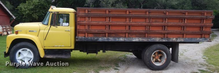 image for item DJ3482 1973 International Loadstar 1600  grain truck