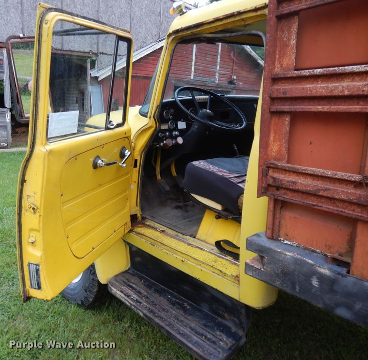 image for item DJ3482 1973 International Loadstar 1600  grain truck