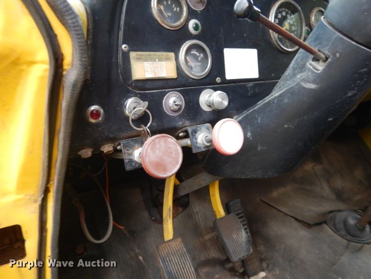 image for item DJ3482 1973 International Loadstar 1600  grain truck