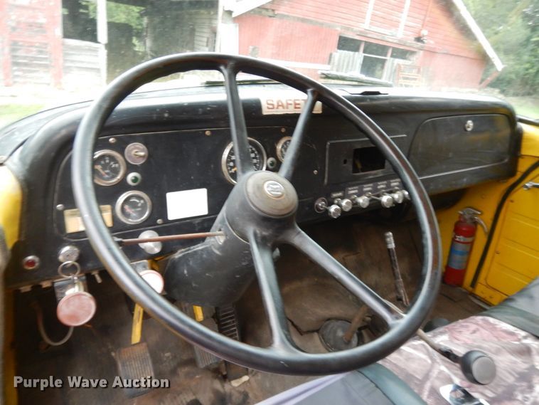 image for item DJ3482 1973 International Loadstar 1600  grain truck