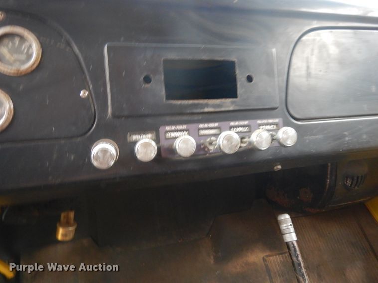 image for item DJ3482 1973 International Loadstar 1600  grain truck