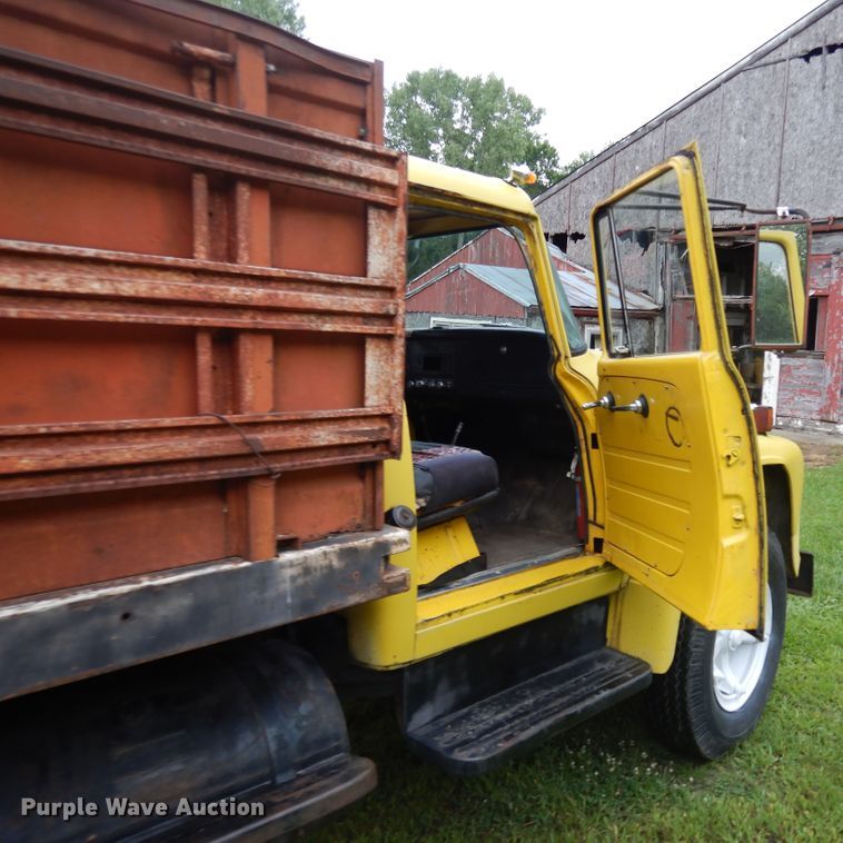 image for item DJ3482 1973 International Loadstar 1600  grain truck