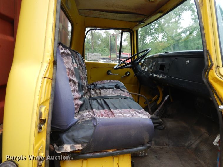 image for item DJ3482 1973 International Loadstar 1600  grain truck