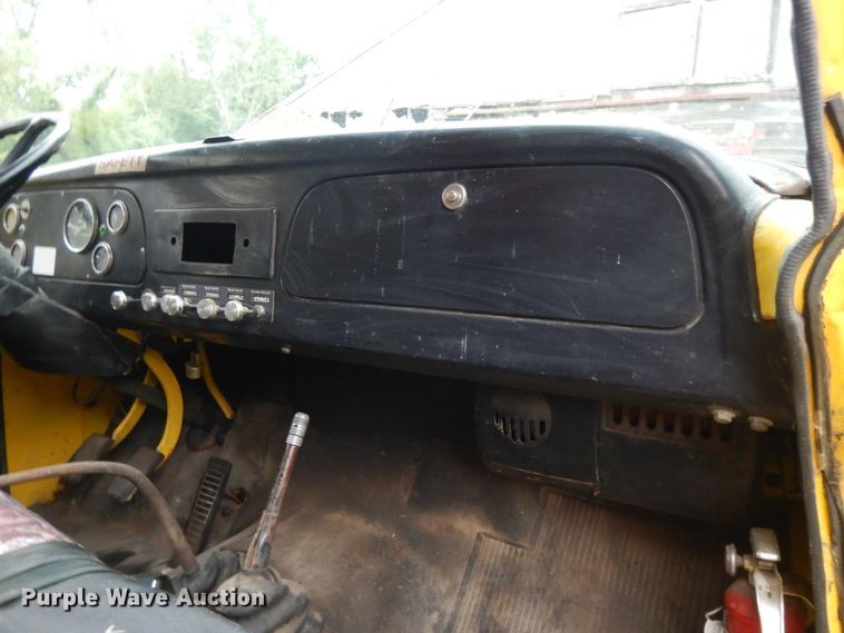 image for item DJ3482 1973 International Loadstar 1600  grain truck