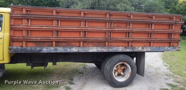 image for item DJ3482 1973 International Loadstar 1600  grain truck