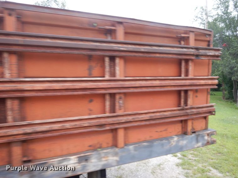 image for item DJ3482 1973 International Loadstar 1600  grain truck