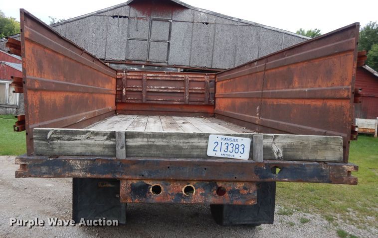 image for item DJ3482 1973 International Loadstar 1600  grain truck