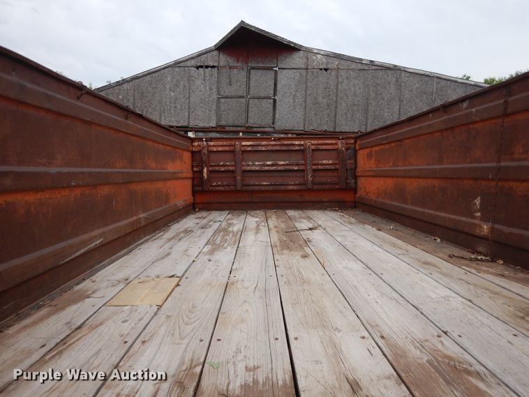 image for item DJ3482 1973 International Loadstar 1600  grain truck