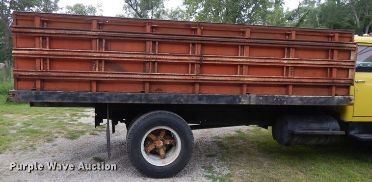 image for item DJ3482 1973 International Loadstar 1600  grain truck