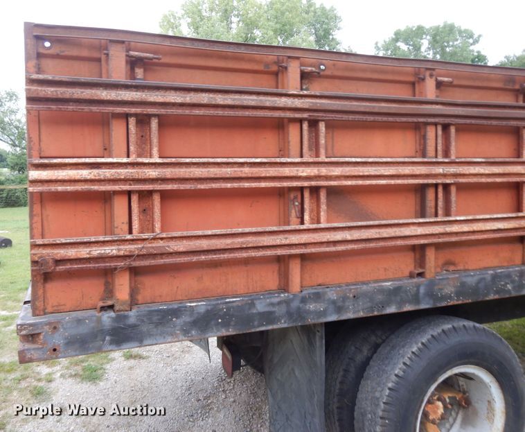 image for item DJ3482 1973 International Loadstar 1600  grain truck