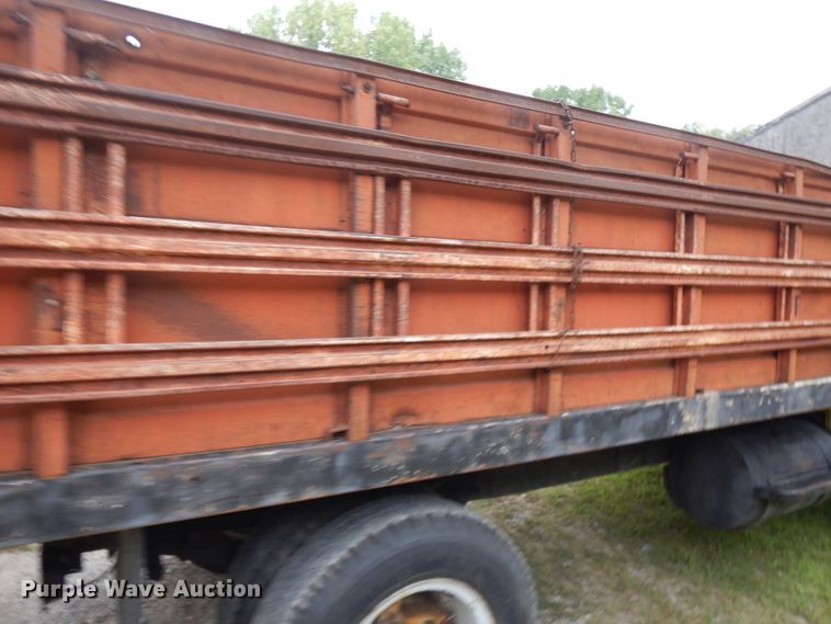 image for item DJ3482 1973 International Loadstar 1600  grain truck