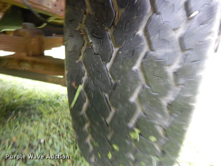 image for item DJ3482 1973 International Loadstar 1600  grain truck