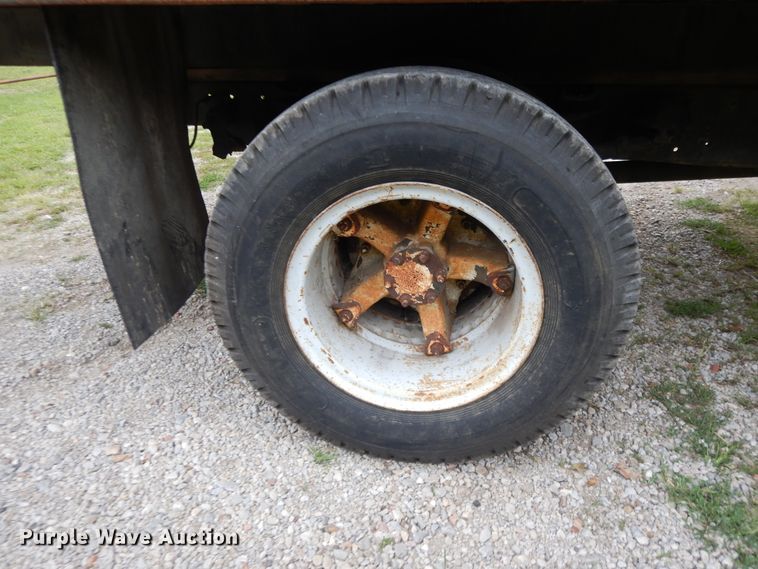 image for item DJ3482 1973 International Loadstar 1600  grain truck