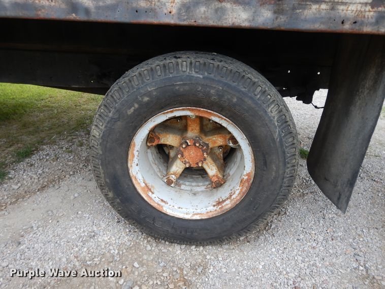 image for item DJ3482 1973 International Loadstar 1600  grain truck