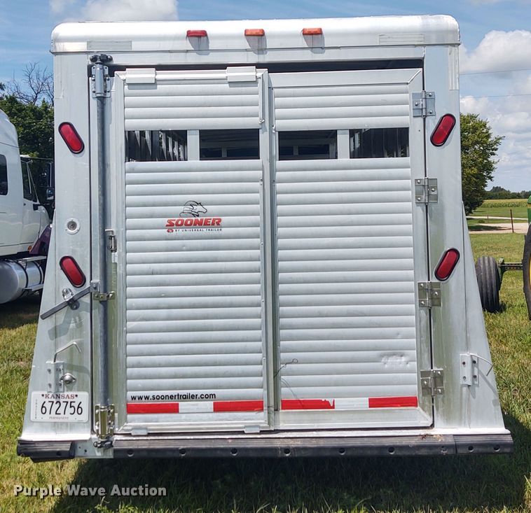 image for item EQ9393 2007 Sooner livestock trailer