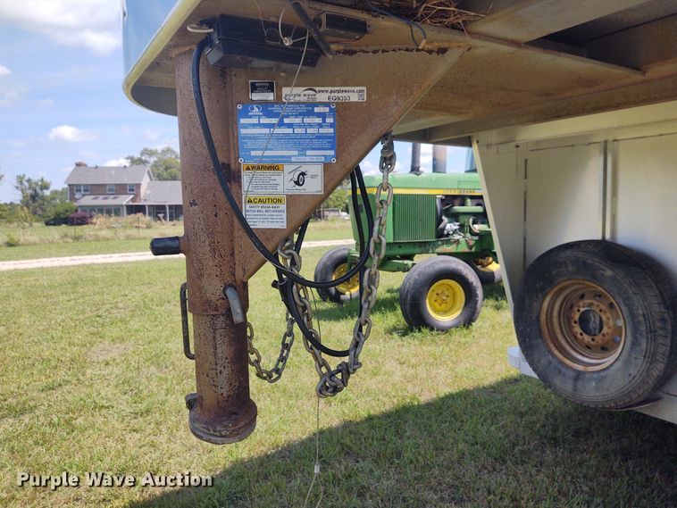 image for item EQ9393 2007 Sooner livestock trailer