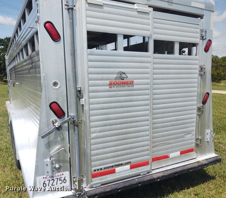 image for item EQ9393 2007 Sooner livestock trailer