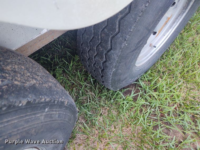 image for item EQ9393 2007 Sooner livestock trailer