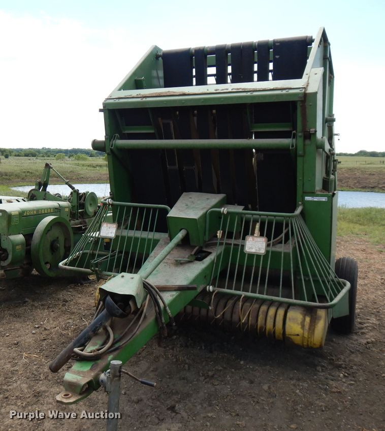 image for item FN9372 John Deere 510  round baler