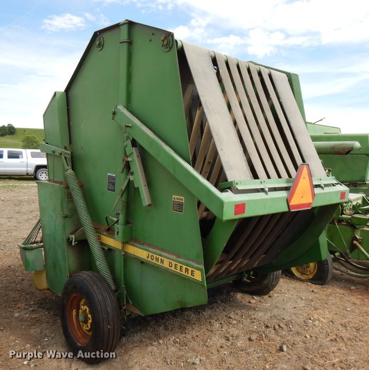 image for item FN9372 John Deere 510  round baler