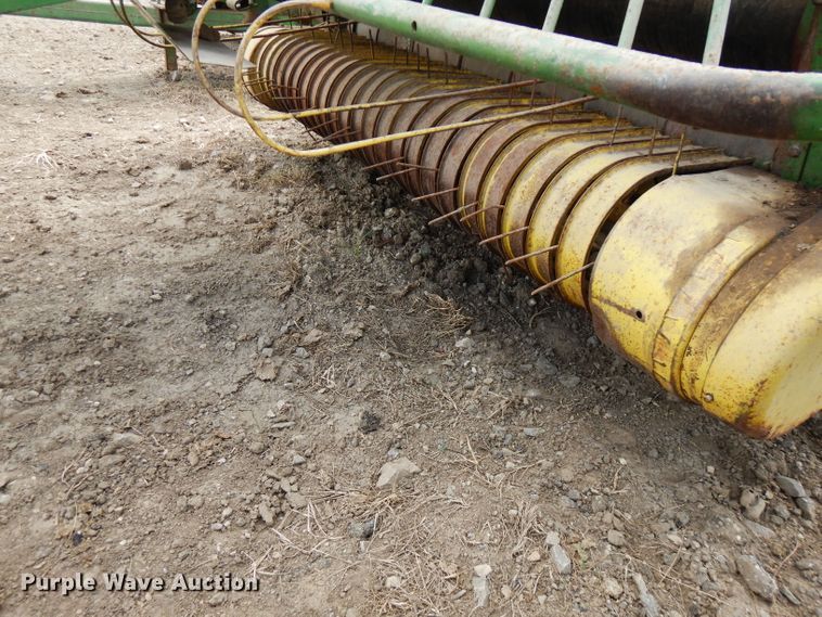 image for item FN9372 John Deere 510  round baler