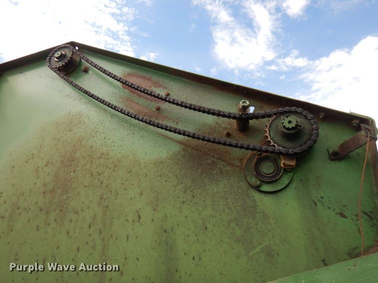 image for item FN9372 John Deere 510  round baler
