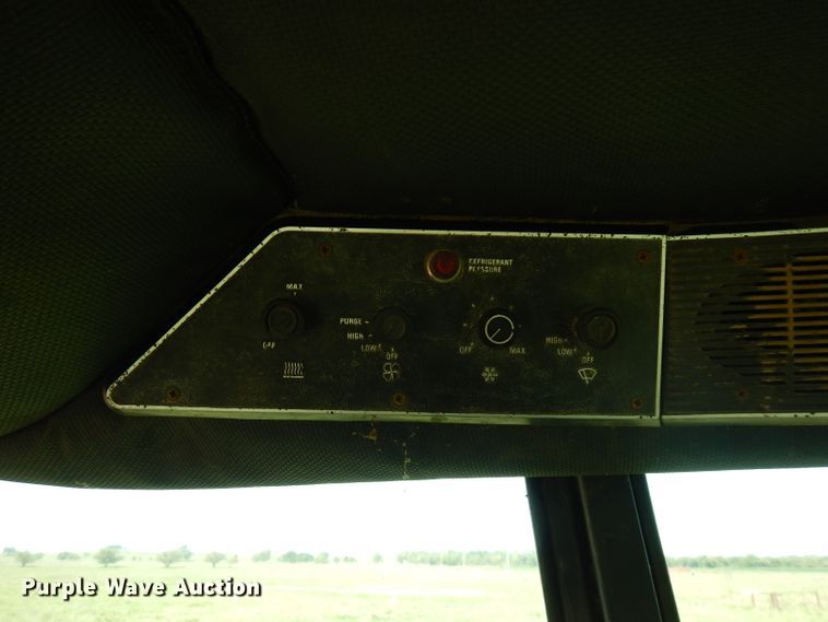 image for item FN9403 1981 International 1086  tractor