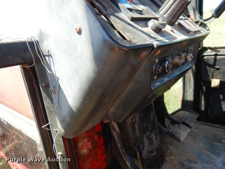 image for item FN9403 1981 International 1086  tractor