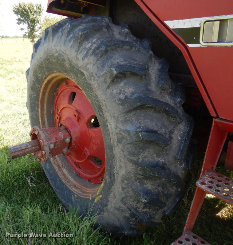 image for item FN9403 1981 International 1086  tractor