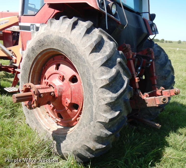 image for item FN9403 1981 International 1086  tractor