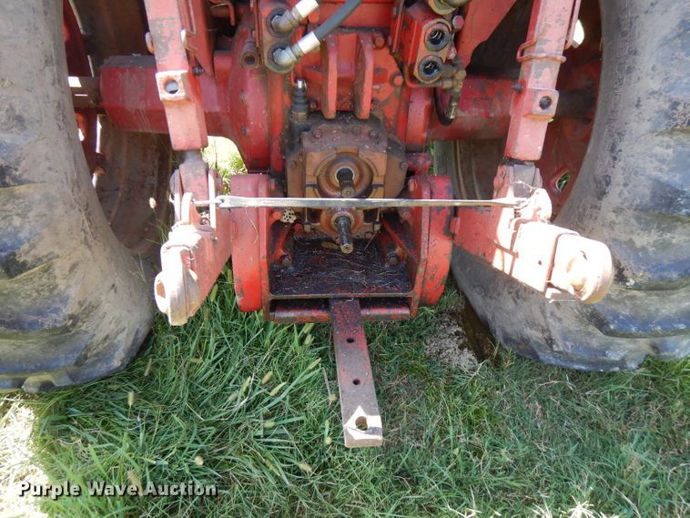 image for item FN9403 1981 International 1086  tractor