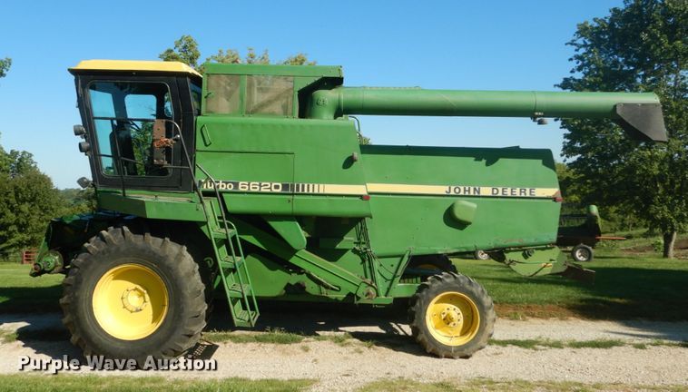 image for item GR9726 John Deere 6620 combine