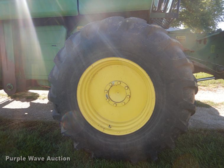 image for item GR9726 John Deere 6620 combine