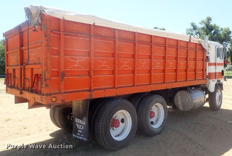 image for item GV9618 1976 Freightliner 6342T  grain truck