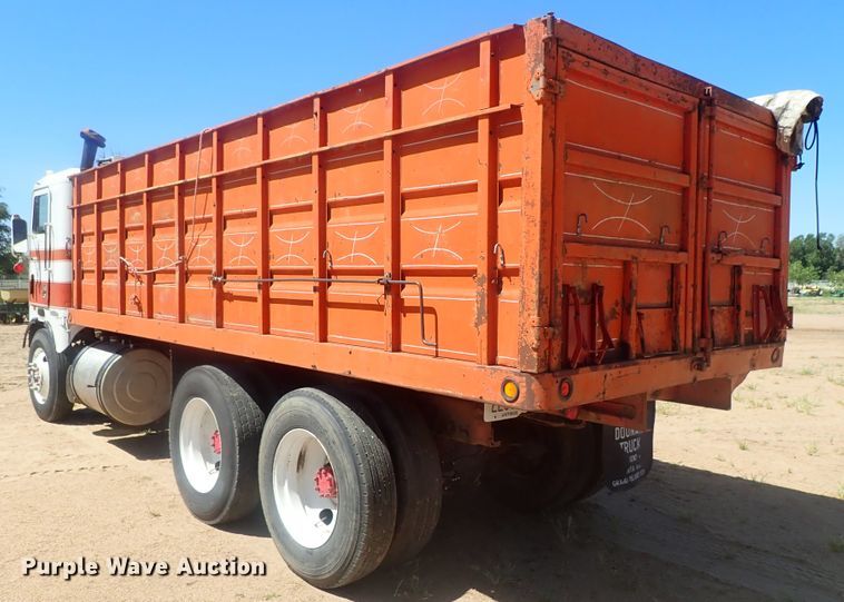 image for item GV9618 1976 Freightliner 6342T  grain truck