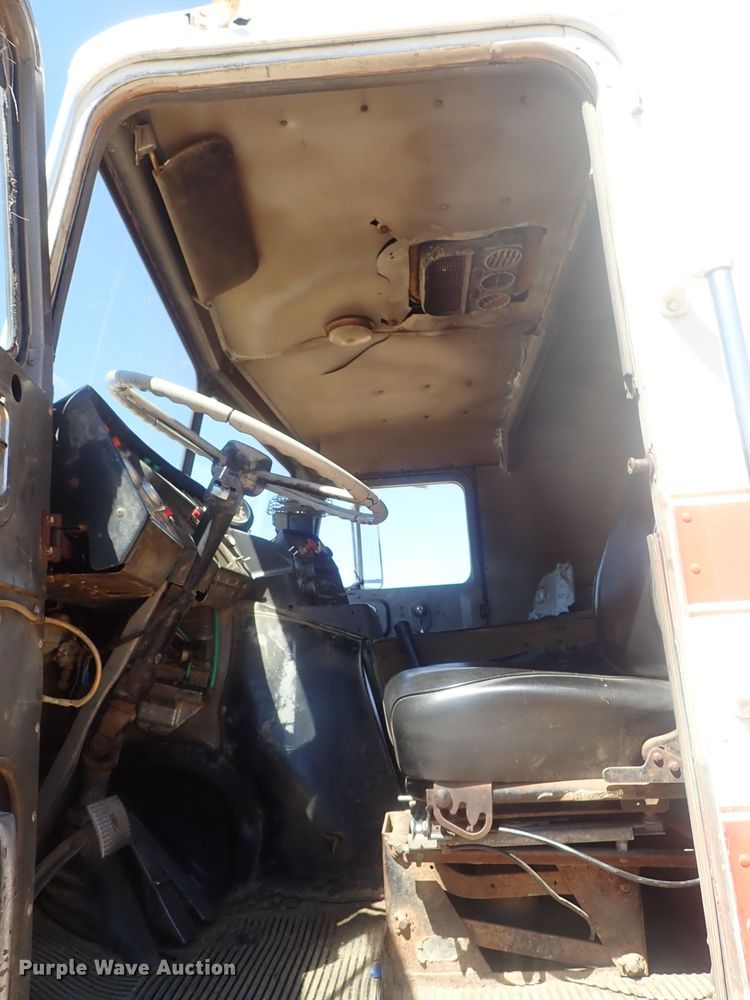 image for item GV9618 1976 Freightliner 6342T  grain truck