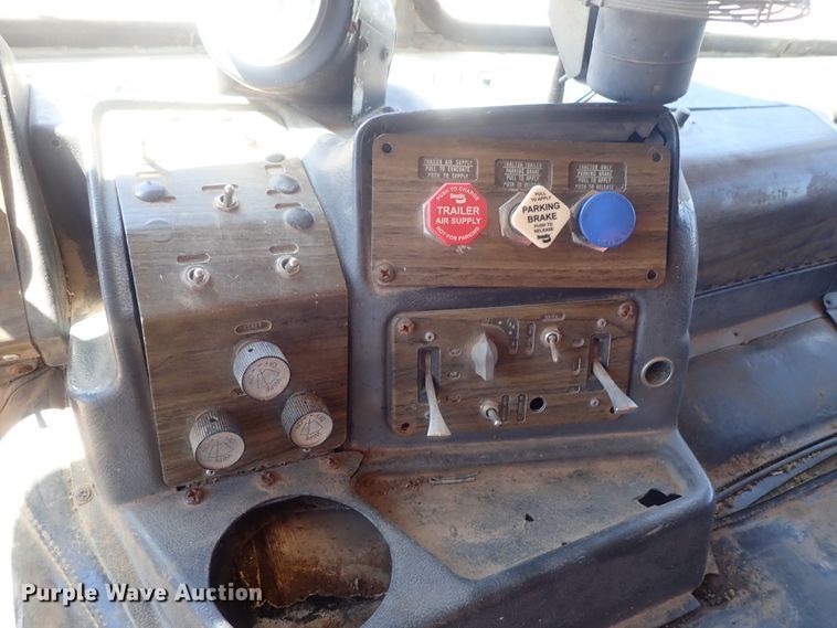 image for item GV9618 1976 Freightliner 6342T  grain truck