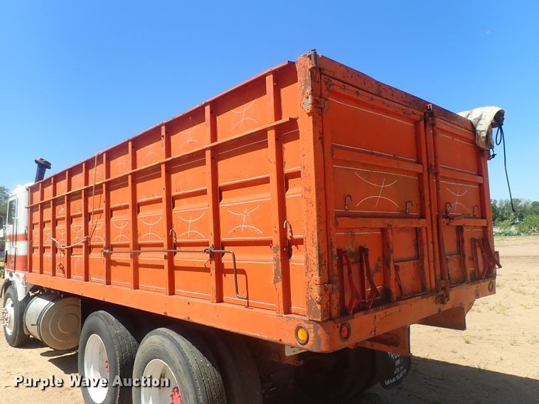 image for item GV9618 1976 Freightliner 6342T  grain truck