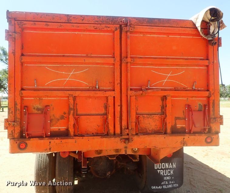 image for item GV9618 1976 Freightliner 6342T  grain truck