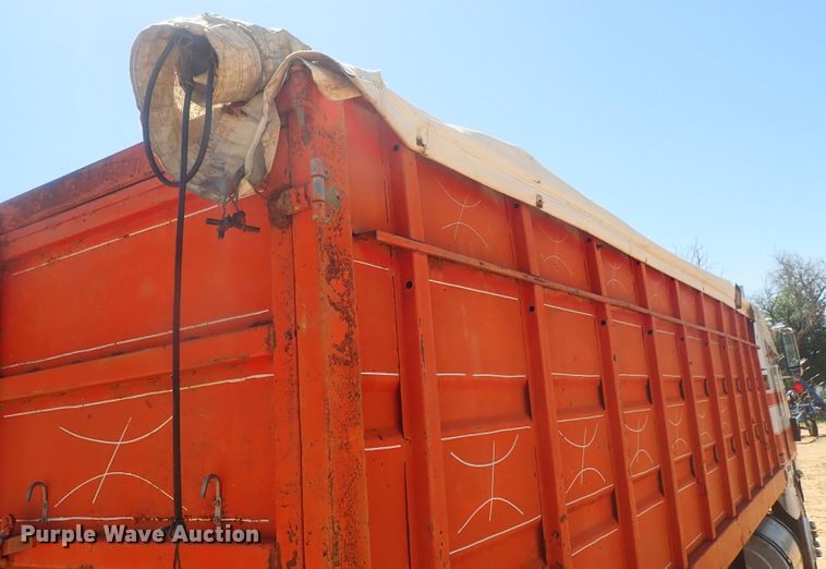 image for item GV9618 1976 Freightliner 6342T  grain truck