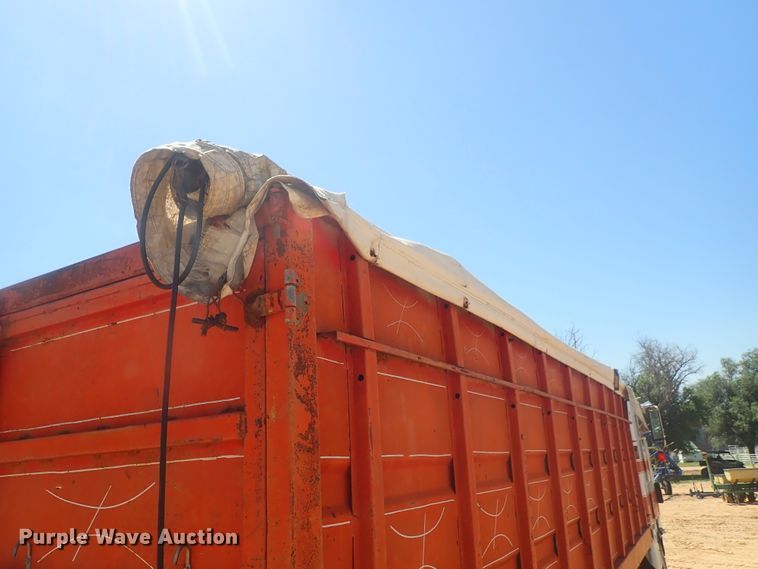 image for item GV9618 1976 Freightliner 6342T  grain truck