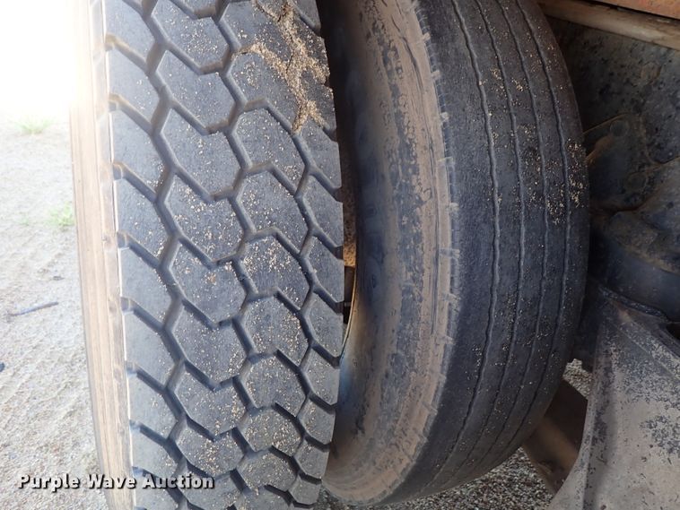 image for item GV9618 1976 Freightliner 6342T  grain truck