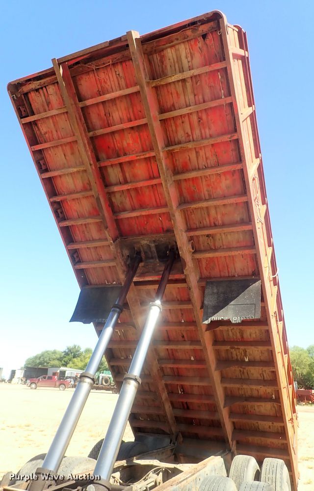 image for item GV9618 1976 Freightliner 6342T  grain truck