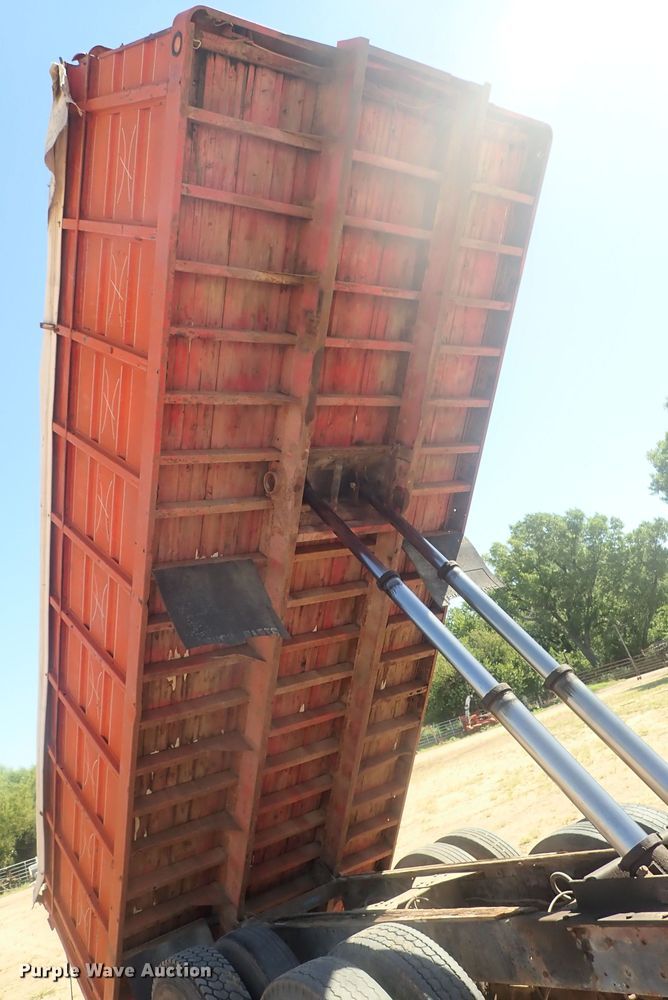 image for item GV9618 1976 Freightliner 6342T  grain truck