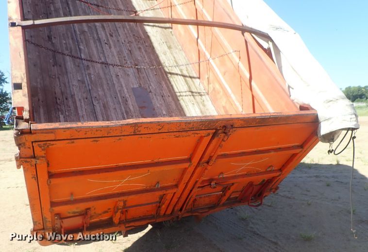 image for item GV9618 1976 Freightliner 6342T  grain truck