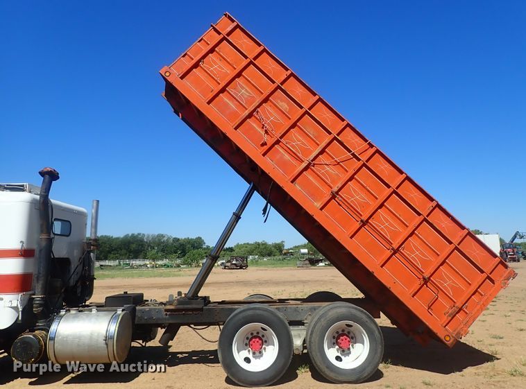 image for item GV9618 1976 Freightliner 6342T  grain truck