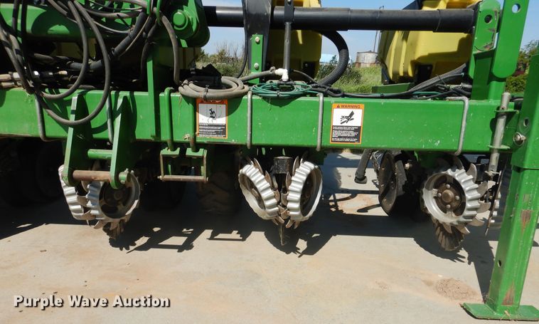 image for item HB9009 2010 John Deere 1720 no-till planter
