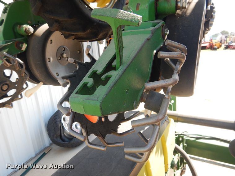 image for item HB9009 2010 John Deere 1720 no-till planter