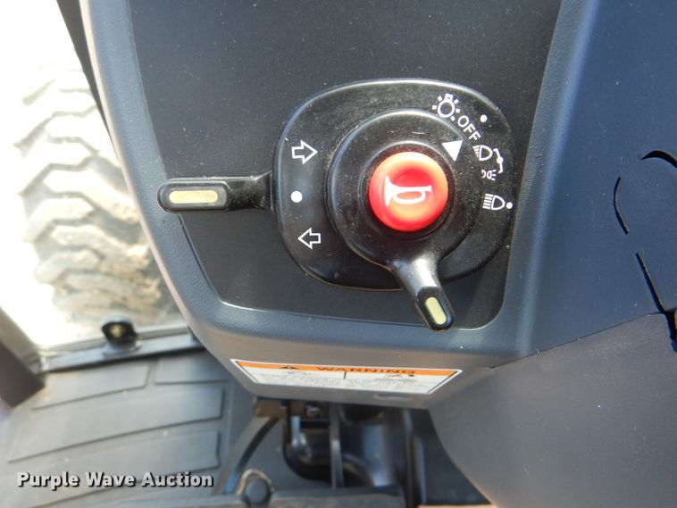 image for item HY9303 Mahindra 2538  MFWD tractor