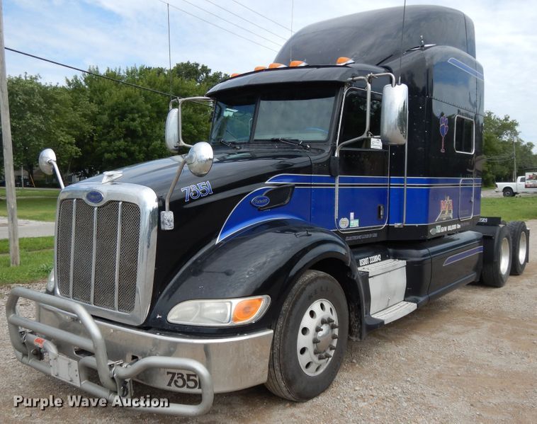 image for item DF5295 2011 Peterbilt 386  semi truck